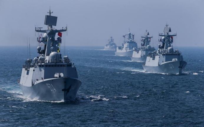 سفن حربية صينية خلال مناورة - صورة لرويترز للاستخدام التحريري فقط ويحظر استخدامها في الصين. كما يحظر بيعها للأغراض التجارية أو التحريرية في الصين.